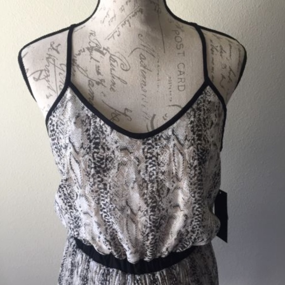 Urban Hearts Snake Printed Romper Medium NWT - Picture 7 of 7